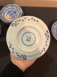 Sept tasses et soucoupes en porcelaine de Chine bleu et blanc &agrave; d&eacute;cor de poissons et crabes, 19&egrave;me si&egrave;cle