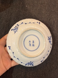 Sept tasses et soucoupes en porcelaine de Chine bleu et blanc &agrave; d&eacute;cor de poissons et crabes, 19&egrave;me si&egrave;cle