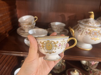 Service &agrave; caf&eacute; de 23 pi&egrave;ces richement dor&eacute; et &agrave; d&eacute;cor floral, Jean Pouyat, France, Limoges, 20&egrave;me si&egrave;cle