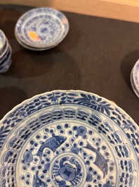 Sept tasses et soucoupes en porcelaine de Chine bleu et blanc &agrave; d&eacute;cor de poissons et crabes, 19&egrave;me si&egrave;cle