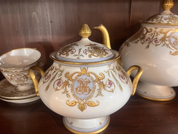 Service &agrave; caf&eacute; de 23 pi&egrave;ces richement dor&eacute; et &agrave; d&eacute;cor floral, Jean Pouyat, France, Limoges, 20&egrave;me si&egrave;cle