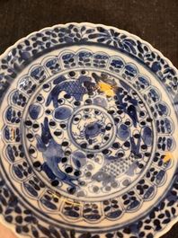 Sept tasses et soucoupes en porcelaine de Chine bleu et blanc &agrave; d&eacute;cor de poissons et crabes, 19&egrave;me si&egrave;cle