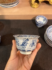 Sept tasses et soucoupes en porcelaine de Chine bleu et blanc &agrave; d&eacute;cor de poissons et crabes, 19&egrave;me si&egrave;cle