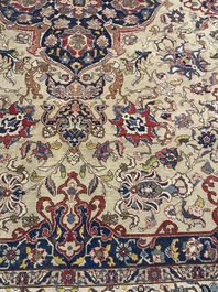 Tapis oriental de type Tabriz &agrave; d&eacute;cor floral, laine sur coton, milieu du 20&egrave;me si&egrave;cle