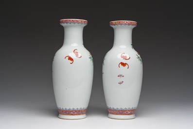 Een paar Chinese famille rose vazen met granaatappels, bloesemtakken en vleermuizen, Yongzheng merk, 20ste eeuw