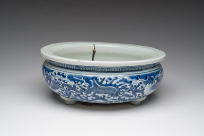 Een Chinese blauw-witte driepotige wierookbrander, 19de eeuw