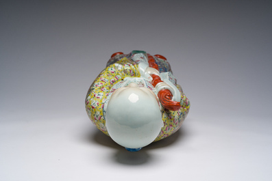 Een grote Chinese famille rose figuur van Shou Xing, 19de eeuw