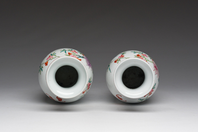 Een paar Chinese famille rose vazen met granaatappels, bloesemtakken en vleermuizen, Yongzheng merk, 20ste eeuw