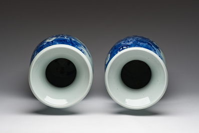 Een paar Chinese blauw-witte vazen met landschappen, 19de eeuw