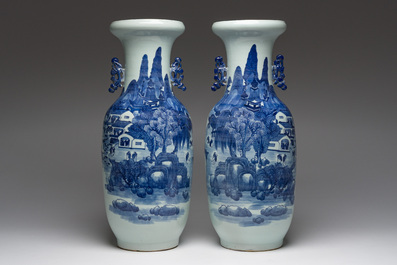 Een paar Chinese blauw-witte vazen met landschappen, 19de eeuw