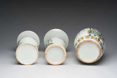 Twee Chinese qianjiang cai yenyen vazen en een famille rose dekselpot, 19de/20ste eeuw