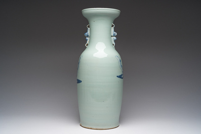 Een Chinese blauw-witte celadon vaas met de drie sterrengoden Fu, Lu en Shou Xing, 19de eeuw