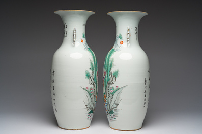 Een paar Chinese famille rose vazen met dames in een tuin, 19de/20ste eeuw