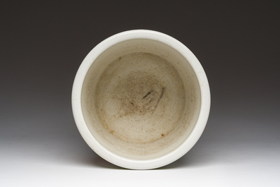 Een Chinese famille rose scroll pot met een draak en een feniks, 19de eeuw