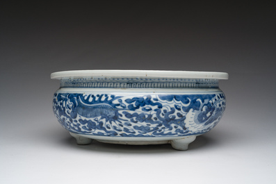 Een Chinese blauw-witte driepotige wierookbrander, 19de eeuw