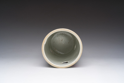 Een Chinese opengewerkte qianjiang cai hoedensteun met decor van antiquiteiten, Guangxu merk en periode