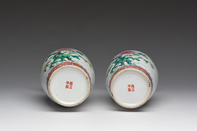 Een paar Chinese famille rose vazen met granaatappels, bloesemtakken en vleermuizen, Yongzheng merk, 20ste eeuw