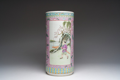 Een Chinese famille rose cilindervaas met verhalend decor, Qianlong merk, 20ste eeuw