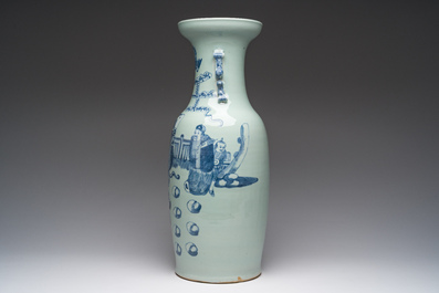 Een Chinese blauw-witte celadon vaas met de drie sterrengoden Fu, Lu en Shou Xing, 19de eeuw