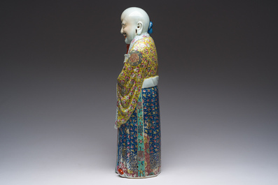 Een grote Chinese famille rose figuur van Shou Xing, 19de eeuw
