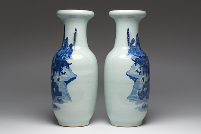 Een paar Chinese blauw-witte vazen met landschappen, 19de eeuw