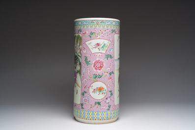 Een Chinese famille rose cilindervaas met verhalend decor, Qianlong merk, 20ste eeuw
