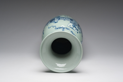 Een Chinese blauw-witte celadon vaas met de drie sterrengoden Fu, Lu en Shou Xing, 19de eeuw