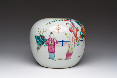 Een Chinese famille rose pot met spelende jongens, 19de eeuw