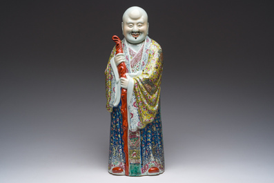 Een grote Chinese famille rose figuur van Shou Xing, 19de eeuw