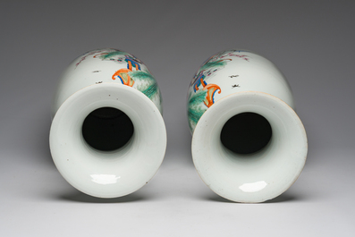 Een paar Chinese famille rose vazen met dames in een tuin, 19de/20ste eeuw