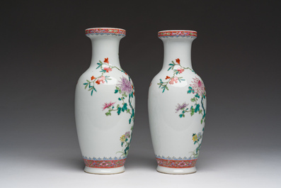 Een paar Chinese famille rose vazen met granaatappels, bloesemtakken en vleermuizen, Yongzheng merk, 20ste eeuw