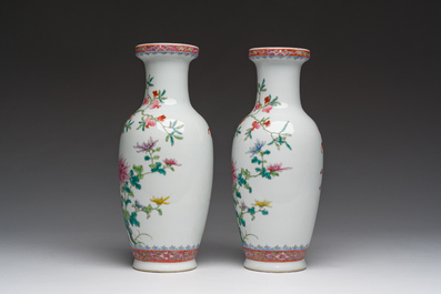 Een paar Chinese famille rose vazen met granaatappels, bloesemtakken en vleermuizen, Yongzheng merk, 20ste eeuw