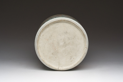 Een Chinese famille rose scroll pot met een draak en een feniks, 19de eeuw