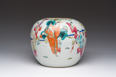 Een Chinese famille rose pot met spelende jongens, 19de eeuw