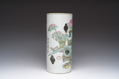 Een Chinese opengewerkte qianjiang cai hoedensteun met decor van antiquiteiten, Guangxu merk en periode