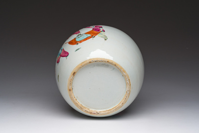 Een Chinese famille rose pot met spelende jongens, 19de eeuw