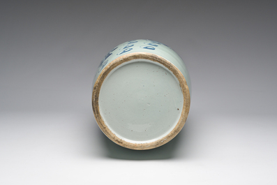Een Chinese blauw-witte celadon vaas met de drie sterrengoden Fu, Lu en Shou Xing, 19de eeuw