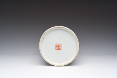 Een Chinese opengewerkte qianjiang cai hoedensteun met decor van antiquiteiten, Guangxu merk en periode