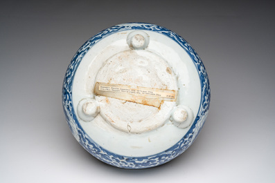 Een Chinese blauw-witte driepotige wierookbrander, 19de eeuw