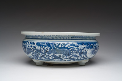 Een Chinese blauw-witte driepotige wierookbrander, 19de eeuw