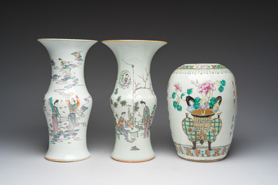 Twee Chinese qianjiang cai yenyen vazen en een famille rose dekselpot, 19de/20ste eeuw