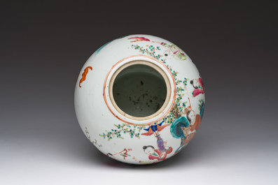 Een Chinese famille rose pot met spelende jongens, 19de eeuw