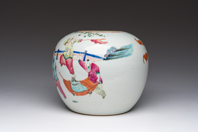 Een Chinese famille rose pot met spelende jongens, 19de eeuw