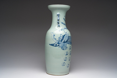 Een Chinese blauw-witte celadon vaas met de drie sterrengoden Fu, Lu en Shou Xing, 19de eeuw