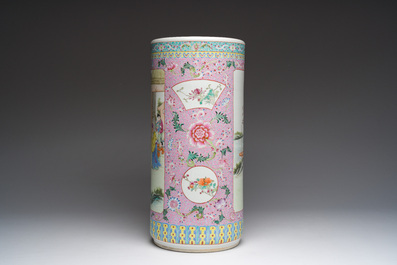 Een Chinese famille rose cilindervaas met verhalend decor, Qianlong merk, 20ste eeuw