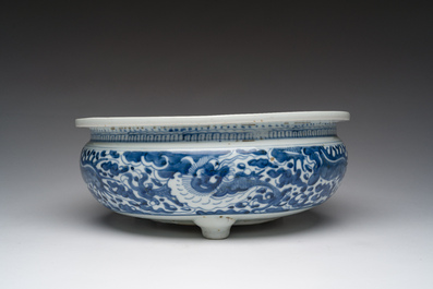 Een Chinese blauw-witte driepotige wierookbrander, 19de eeuw