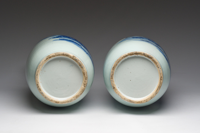 Een paar Chinese blauw-witte vazen met landschappen, 19de eeuw