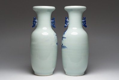 Een paar Chinese blauw-witte vazen met landschappen, 19de eeuw