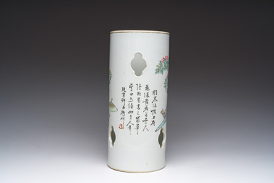 Een Chinese opengewerkte qianjiang cai hoedensteun met decor van antiquiteiten, Guangxu merk en periode