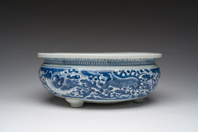 Een Chinese blauw-witte driepotige wierookbrander, 19de eeuw